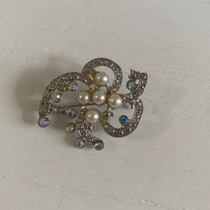 Vintage silver rhinestone pearl brooch